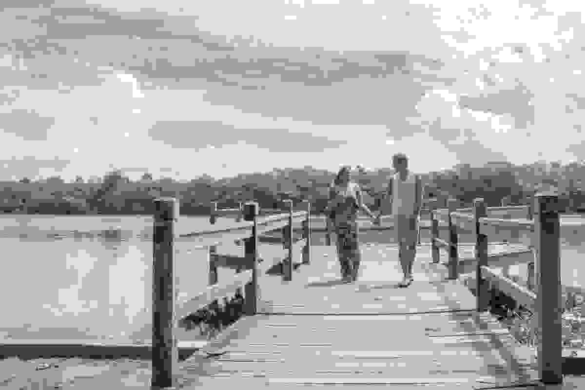 Casal andando pelo deck em ensaio pré casamento