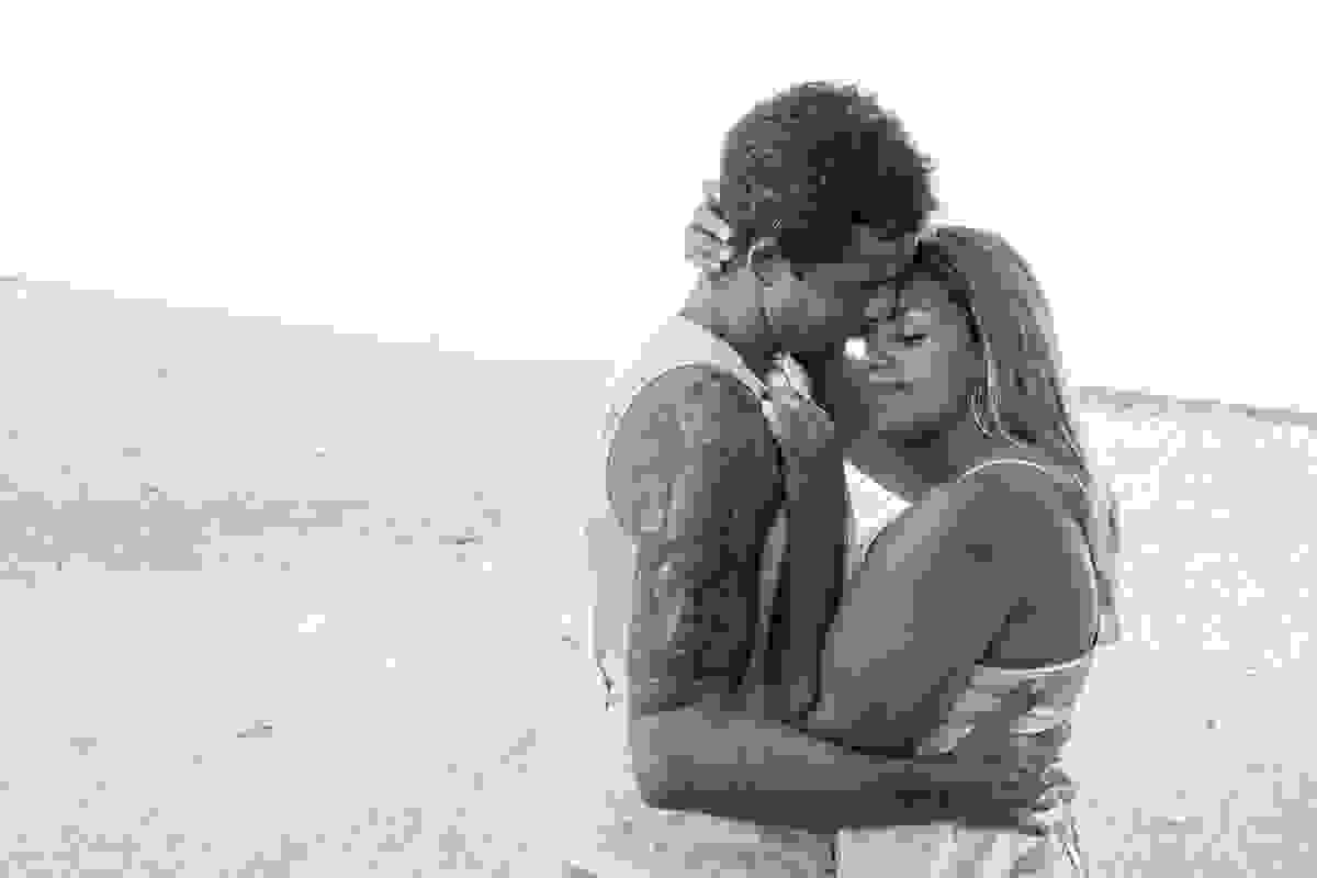 cena romantica e carinhosa do casal se abraçando durante ensaio pré casamento em barra de são joão