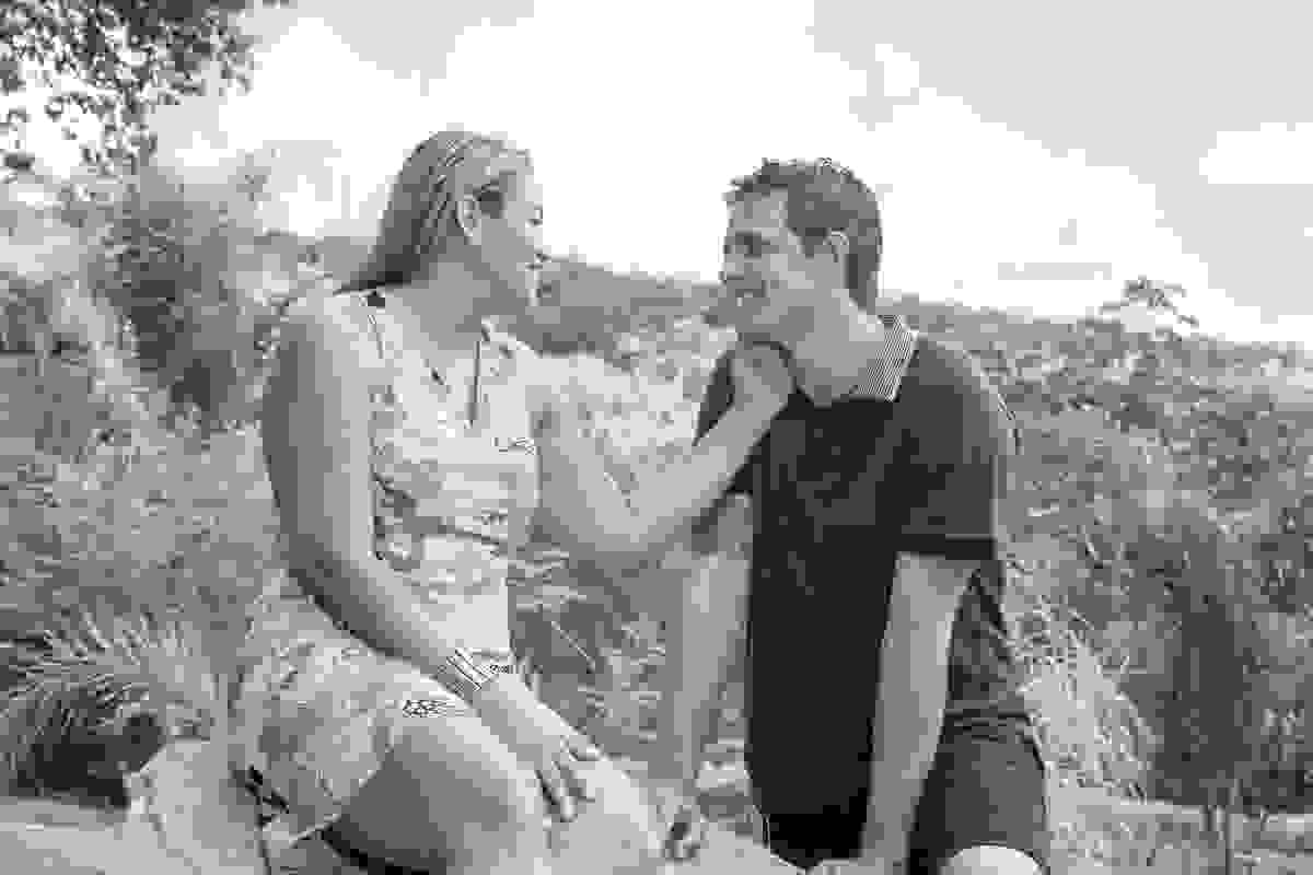 Casal se olhando carinhosamente em sessão pré casamento em rio das ostras