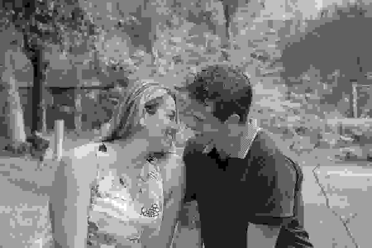 Fotorgafia de pré casamento casal sorrindo rio das ostras