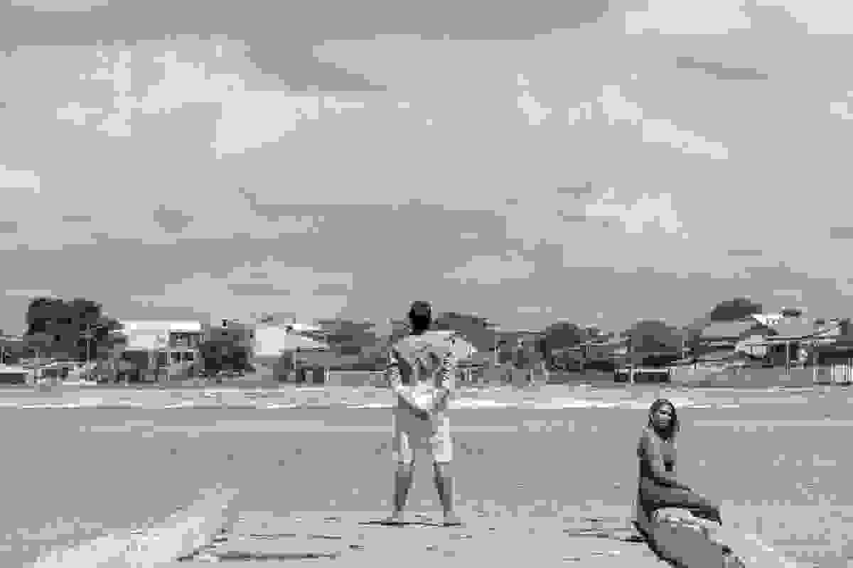 Noivo olhando o mar e noiva sentada a beira do pier em ensaio pré casamento na praianha barra de são joão