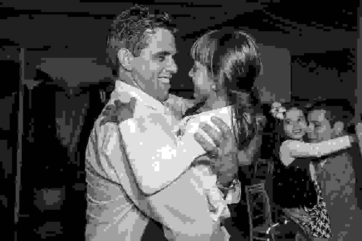 noivo brinca com criança durante o casamento em macaé rio de janeiro