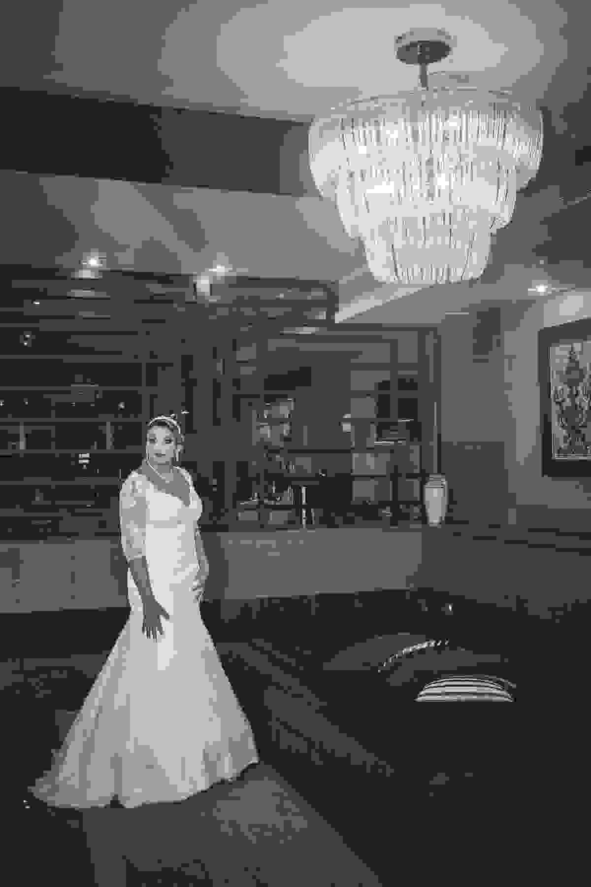 Noiva posa para fotos antes do casamento