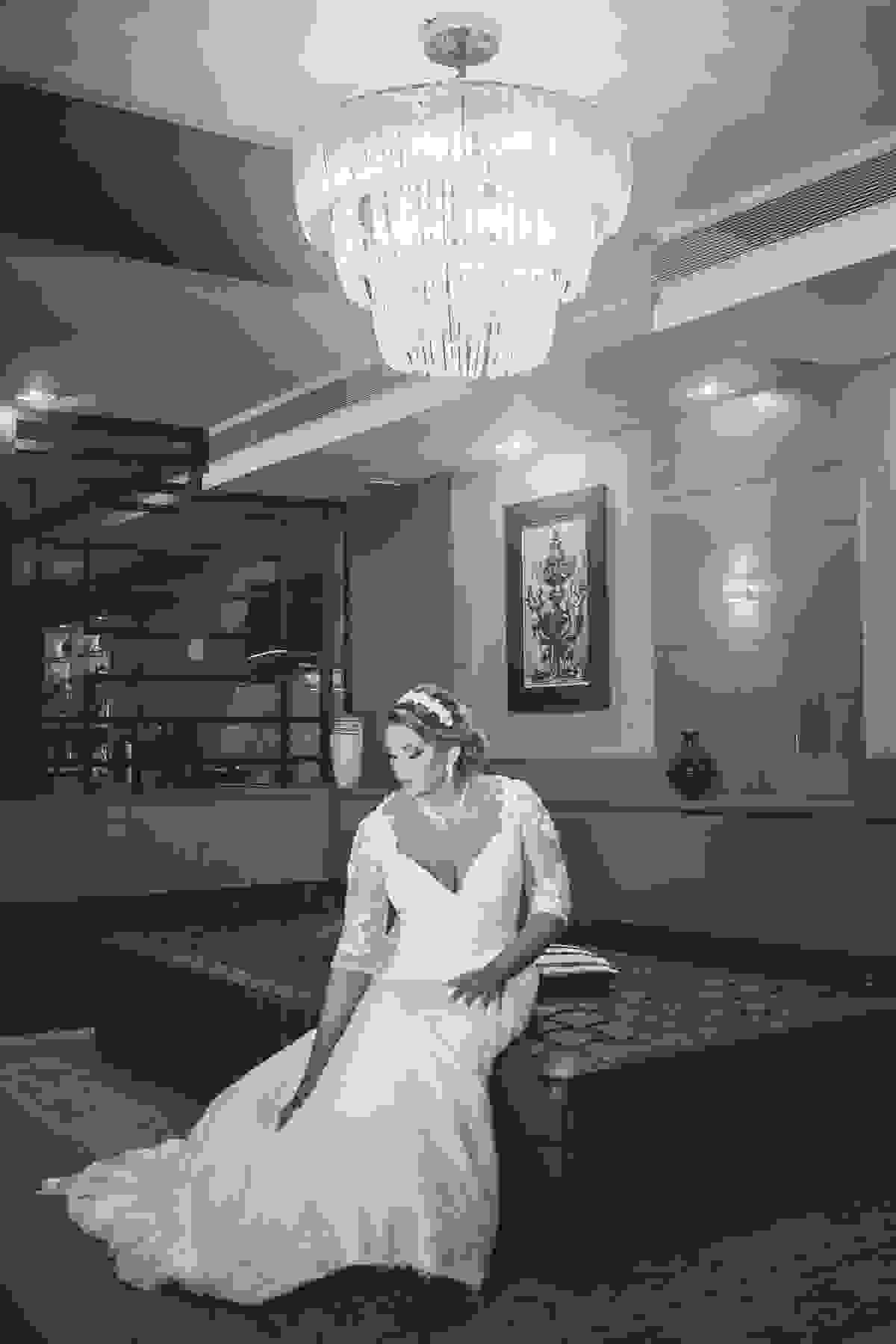 Fotos no salão do hotel antes do casamento em macaé noiva sentada posando para o fotorgafo