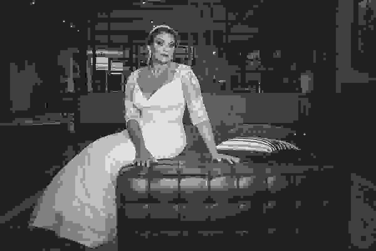 Noiva sentada possando para o fotografo antes do casamento em macaé