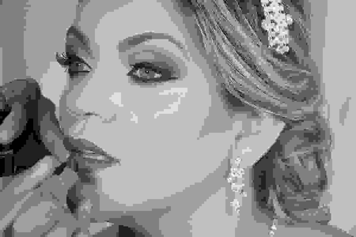 fotografia mostra a linda maquiagem da noiva para o casamento em macaé rio de janeiro