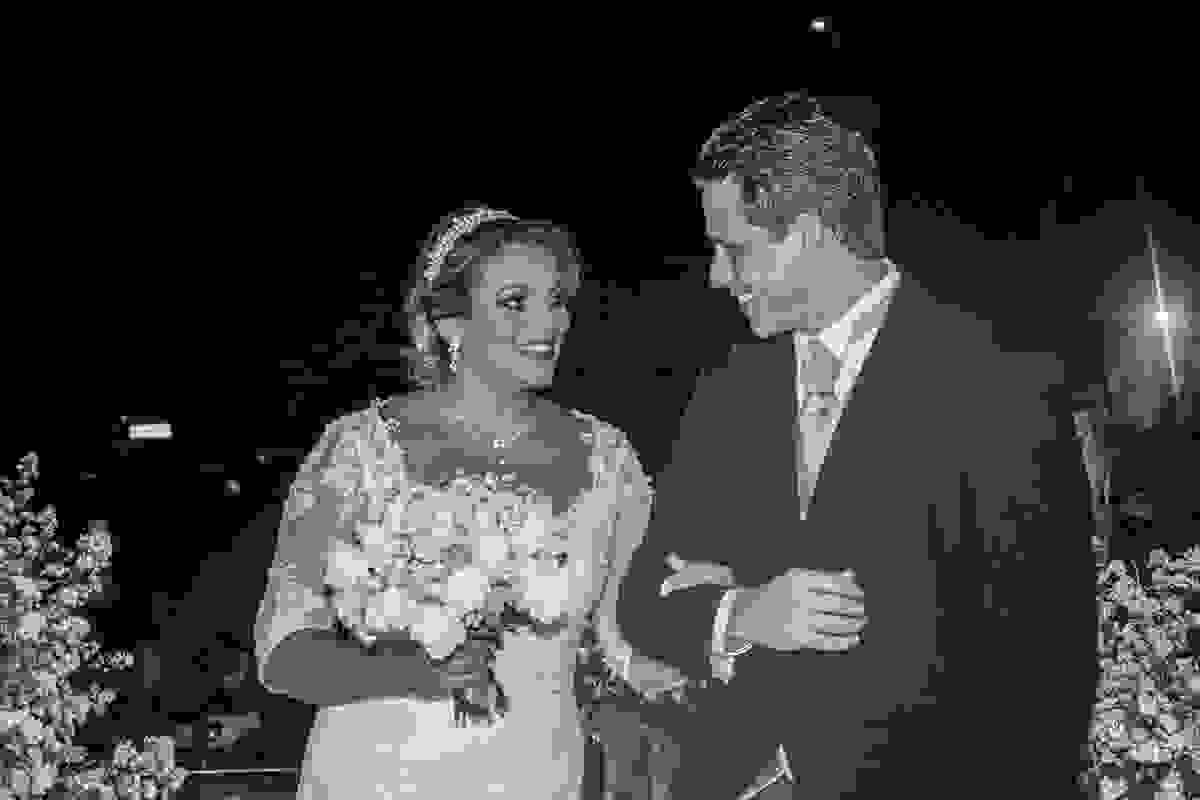 olhar do noivo para a noiva durante cerimonia casamento
