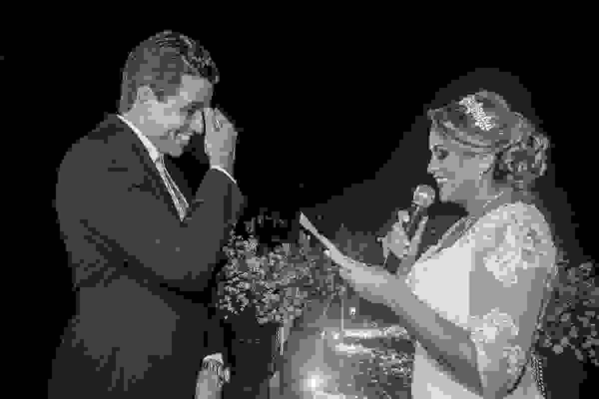 noivo se diverte durante os votos da noiva