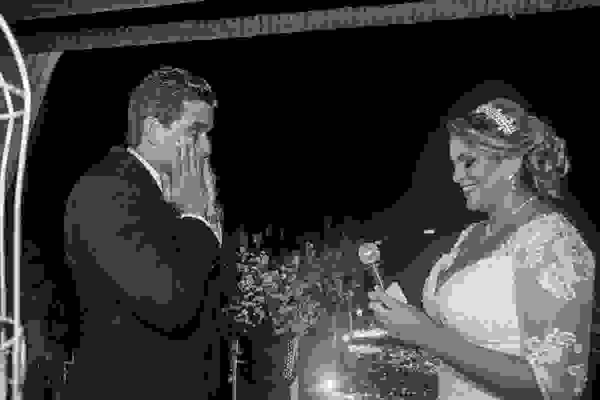 Noivo se emociona durante os votos da noiva no casamento