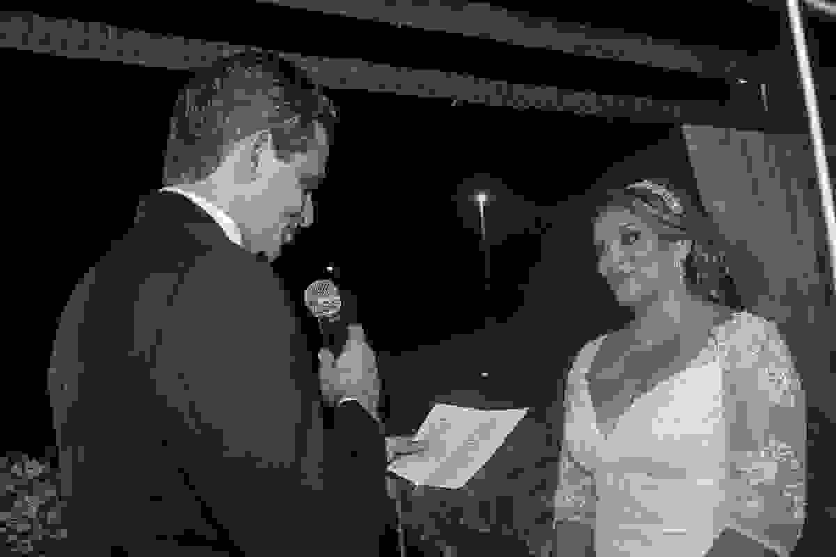 Noivo faz os votos para a noiva que o olha de forma carinhosa e emocionada em casamento macaé