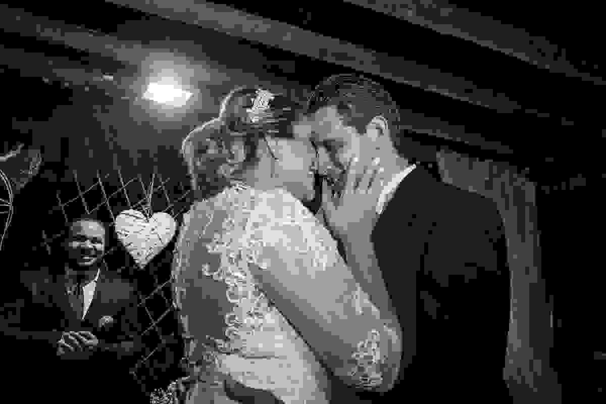casal troca carinhos durante o beijo de feliz para sempre casamento macaé