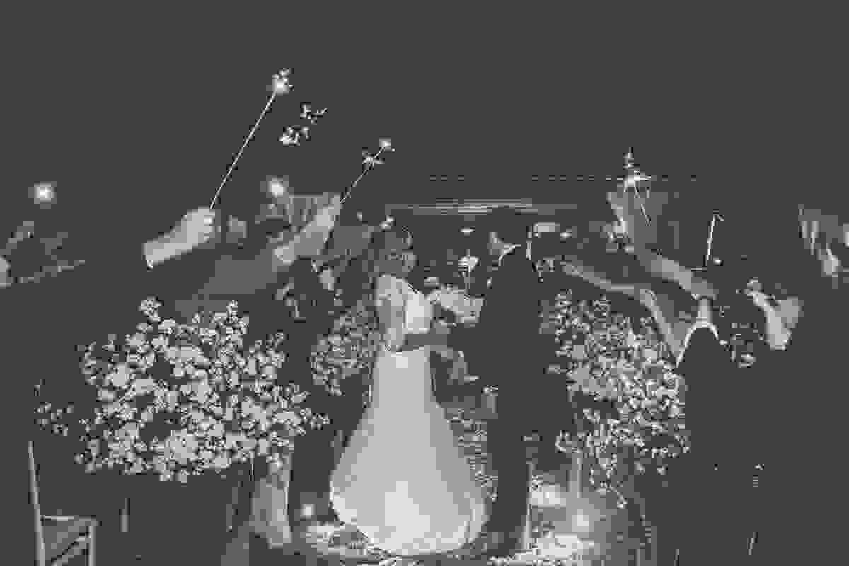 casal recebe a benção do pastor no casamento na cidade de macaé no rio de janeiro brasil