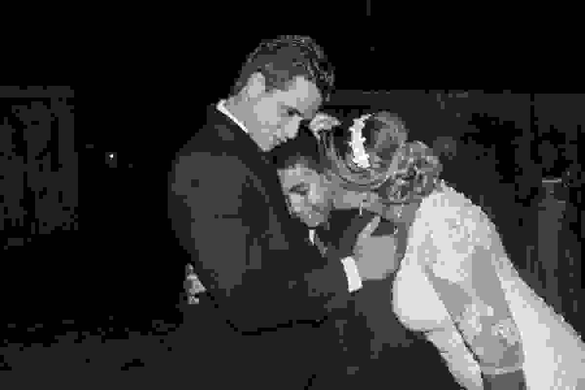 casal abraça filho emocionado na saida do casamento