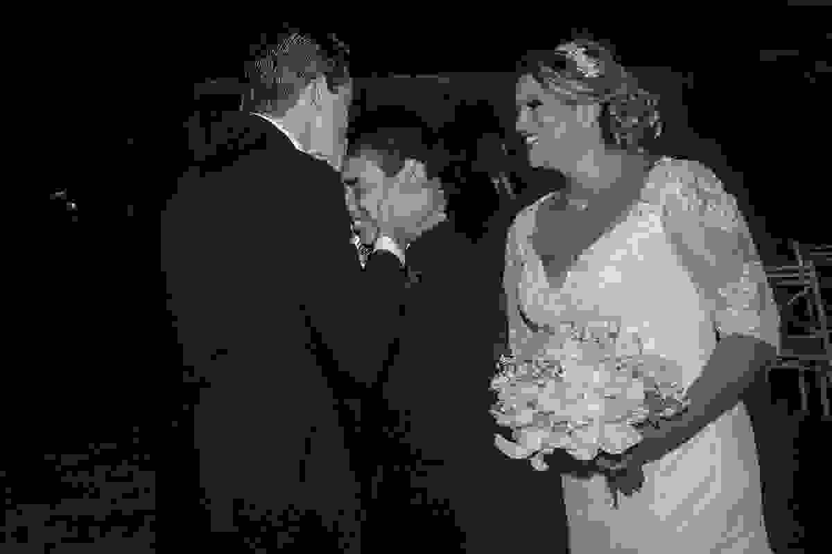 noivo beija filho na testa em foto emocionante casamento macaé