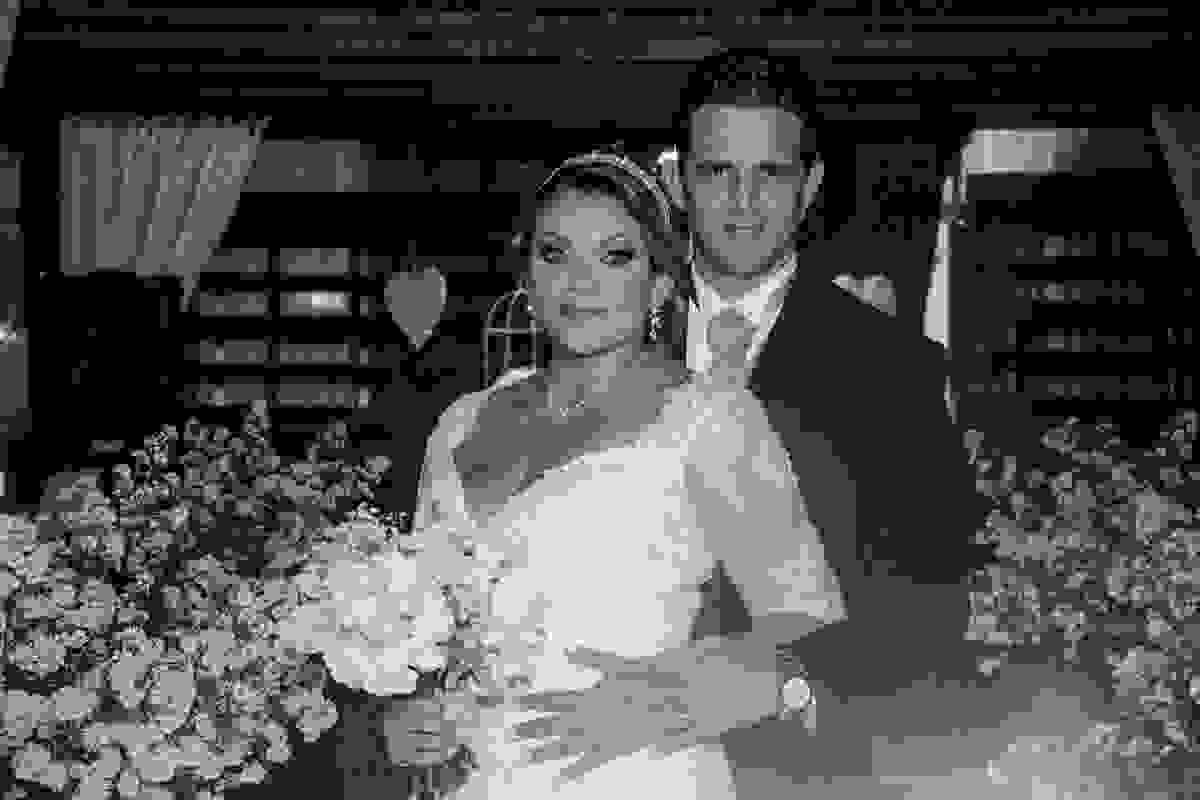 casal abraçado noivo por de traz da noiva