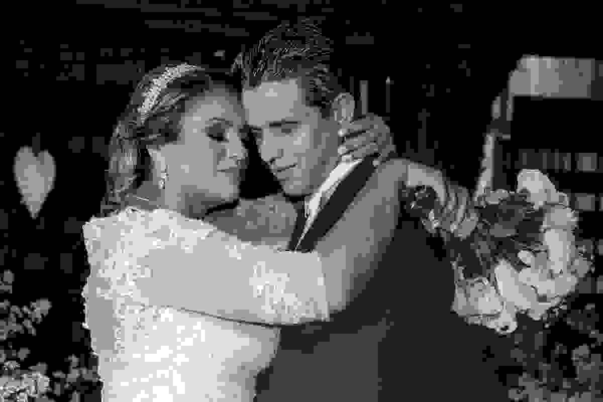casamento em macaé rio de janeiro fotografia do casal com noiva com os braços sobre o noivo
