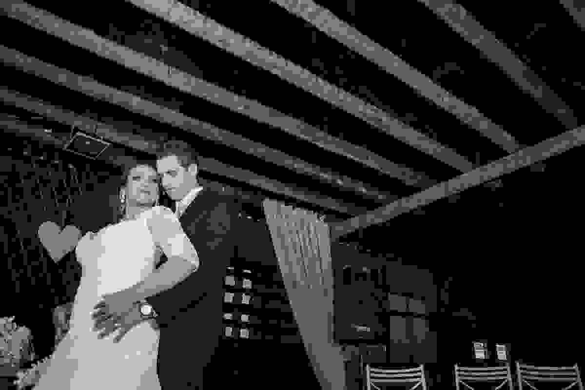 casal abraçado na decoração do supla da cerimonia do casamento