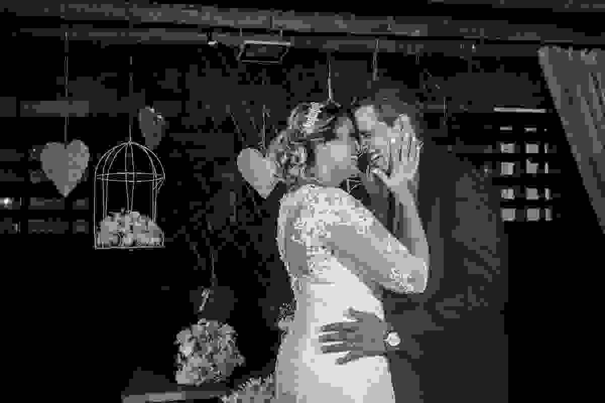 Fotografia de Casamento em Macaé mostra casal trocando carinhos e rindo feliz