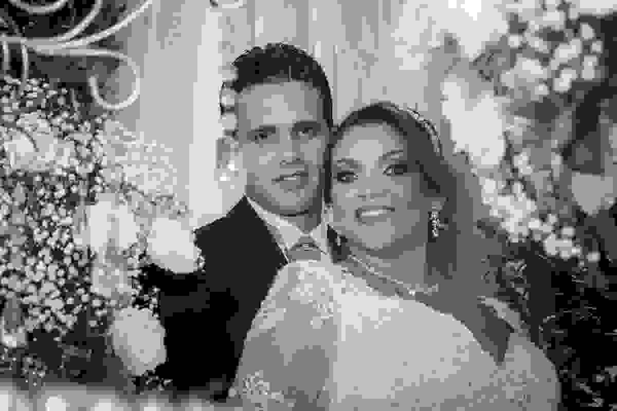 casal posa na decoração do caamento macaé