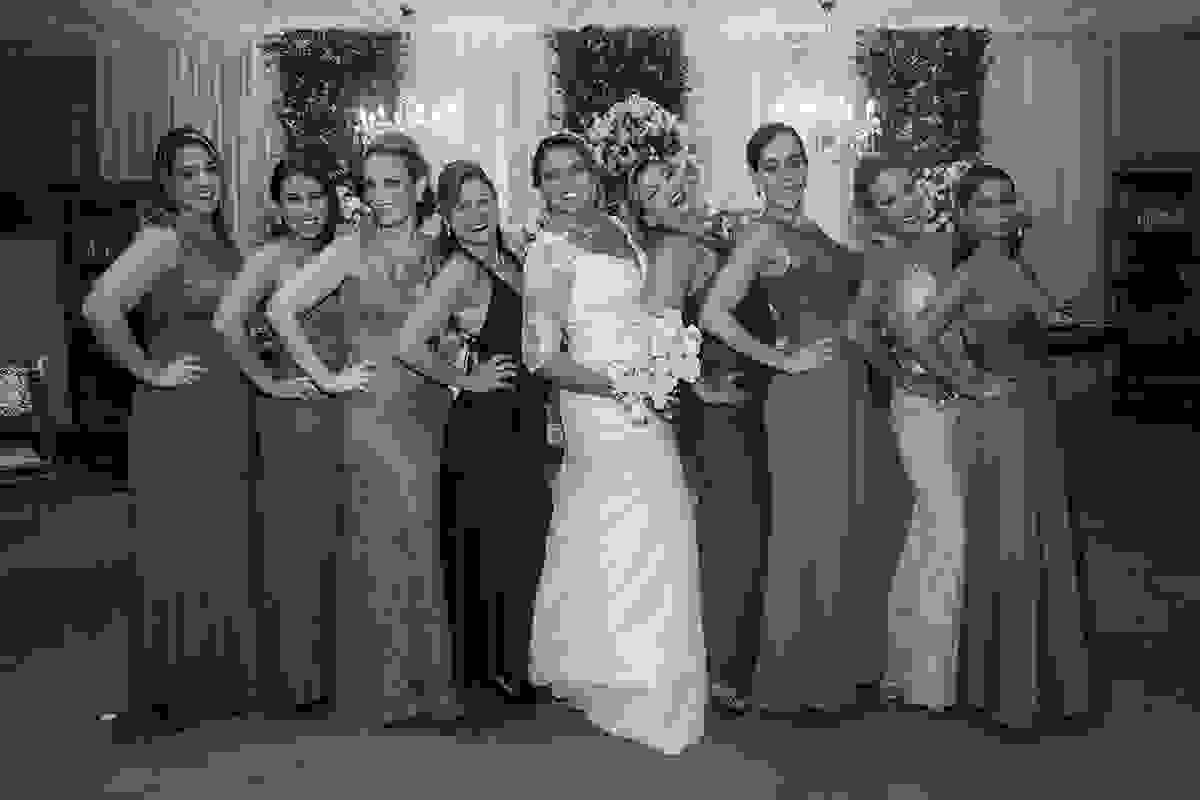 casamento macaé noiva posando com as madrinhas