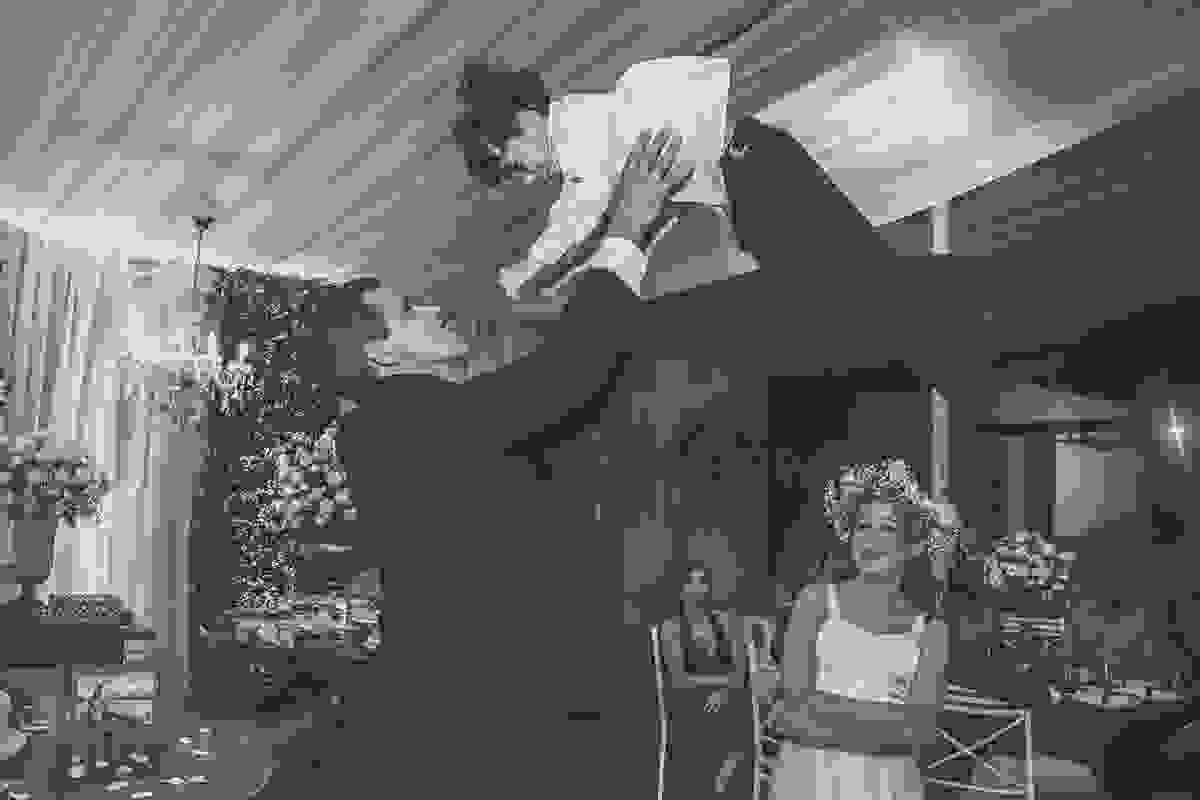 casamento em macaé rio de janeiro fotografia do noivo levantando filho bem no alto