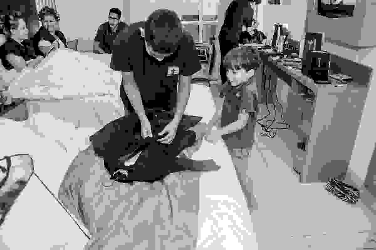 filhos da noiva arrumando a roupa para entrada no casamento macaé