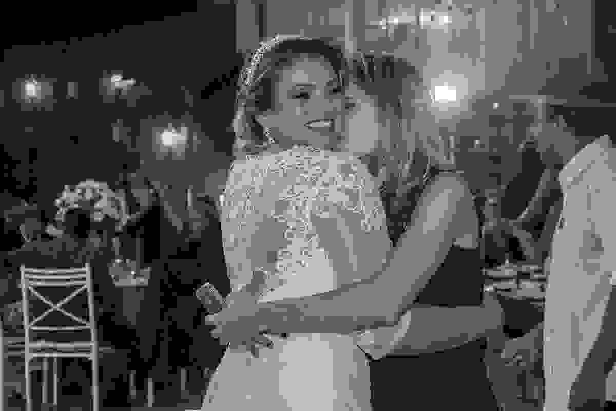 noiva é complimentada por convidada de forma divertida durante recepção do casamento que aconteceu em macaé