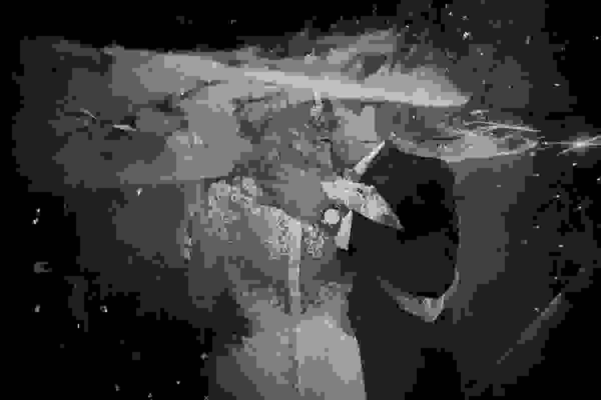 fotografia de dança do casal mostra muitas luzes