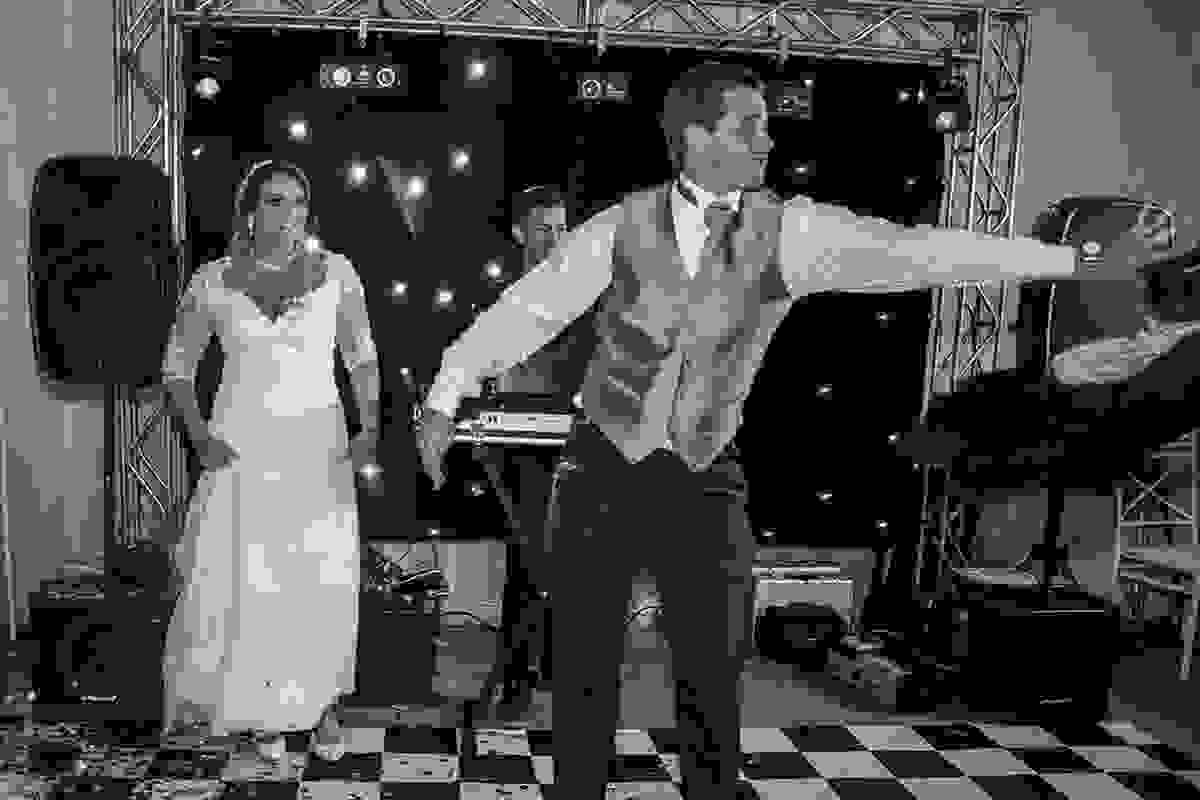noivo se solta na dança do casal