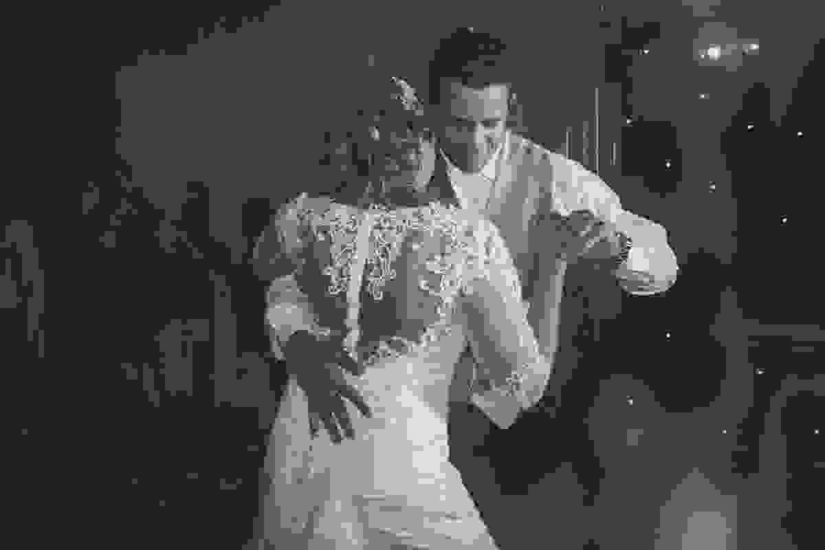 noivos dança animadamente um forro na abertura da pista de dança