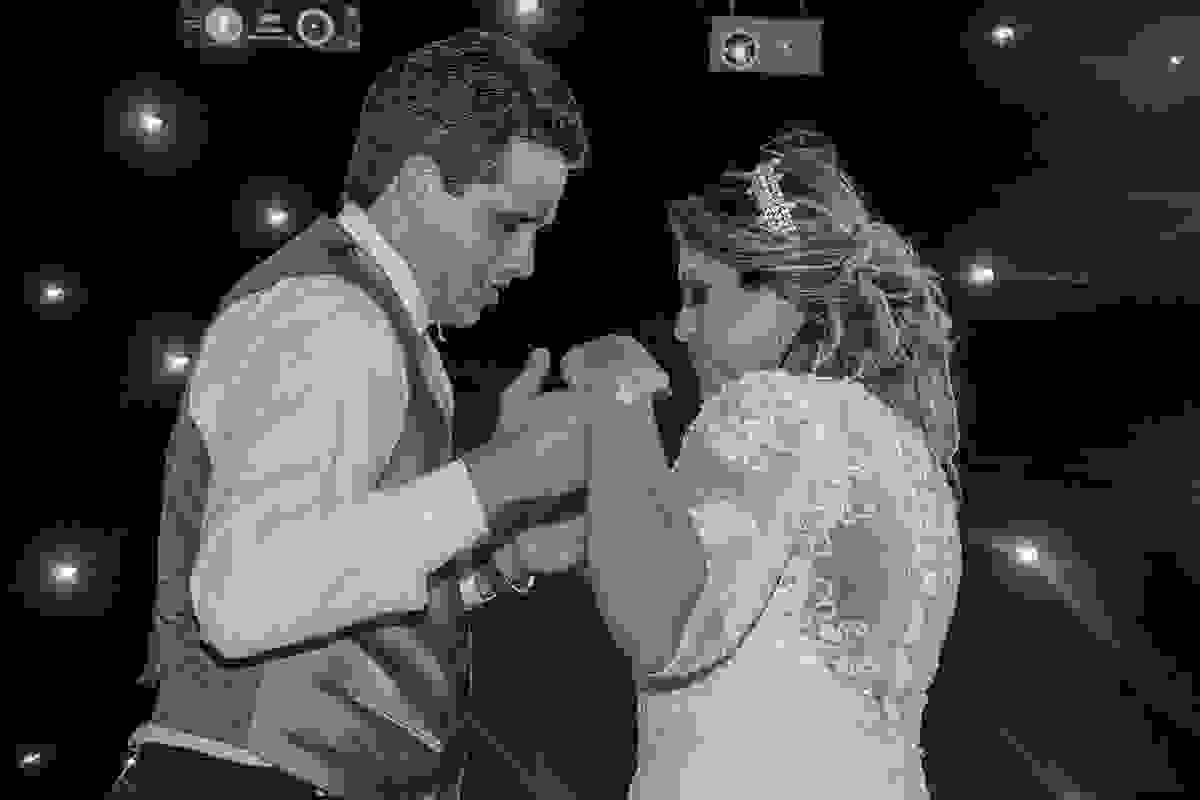 noivos se divertem dançando casamento macaé