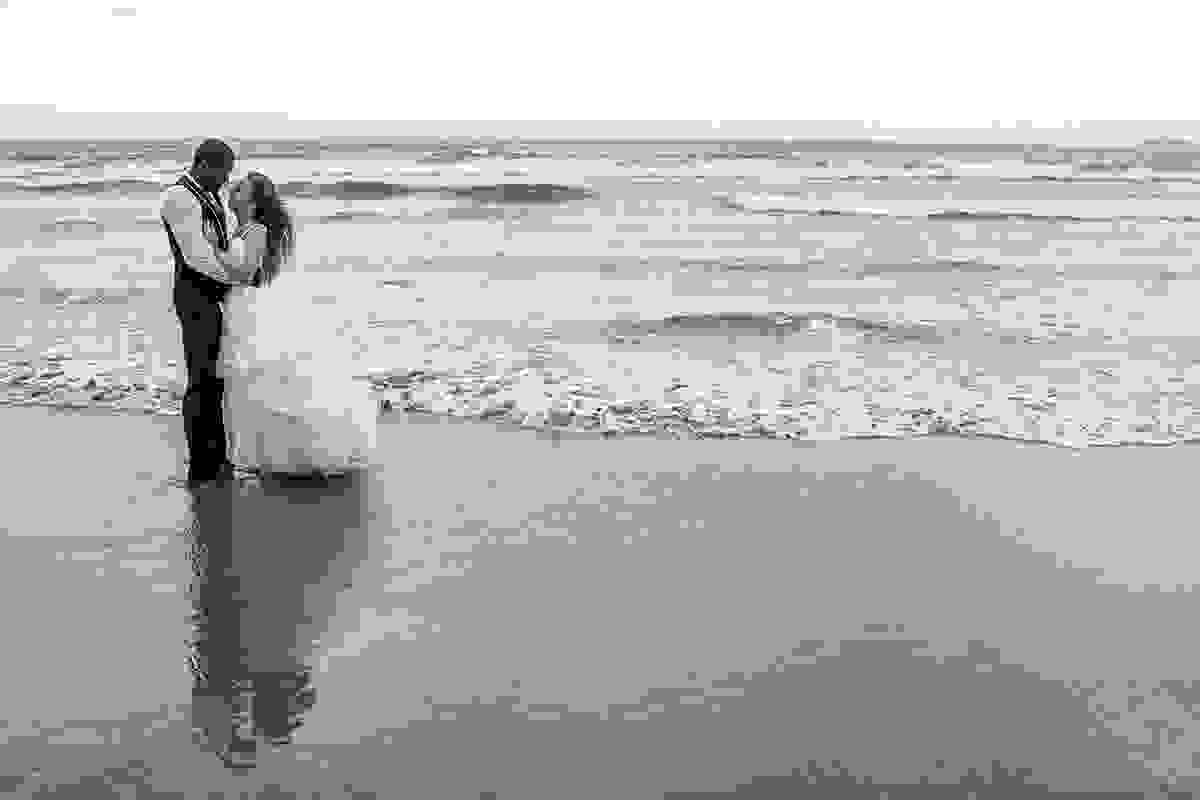 Recem casados em ensaio fotográfico na praia de geribar em armação dos búzios