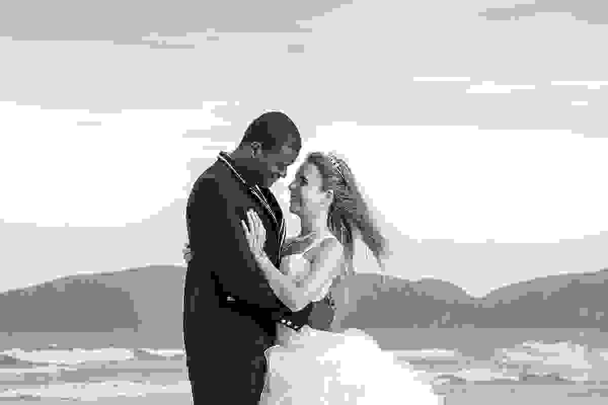 Noivo abraçados na praia de geribar búzios em linda foto em preto e branco do ensaio Trash the Dress