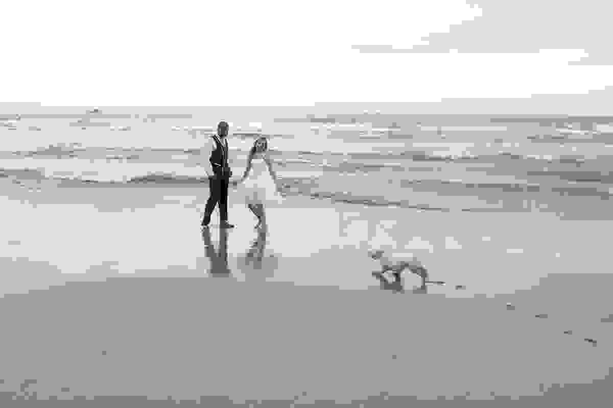Cachorro brinca com casal de noivos na praia de geribar em Armação dos Búzios Rio de Janeiro