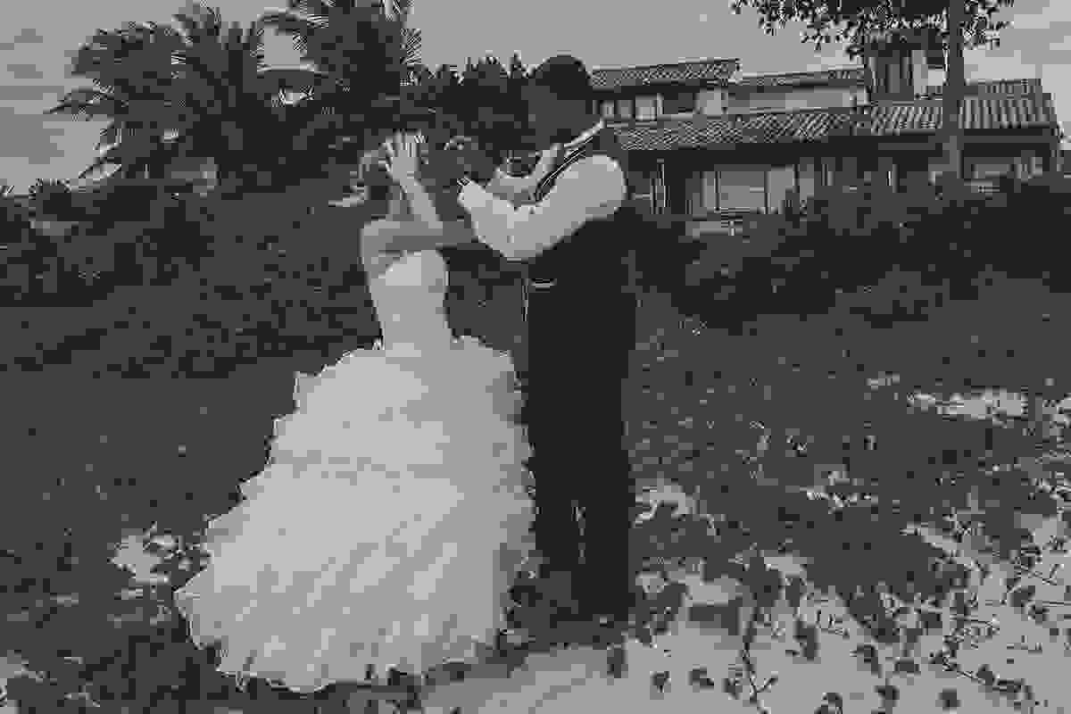 Ensaio pós casamento em Geribar Búzios noivo ajuda a noiva a arrumar o cabelo