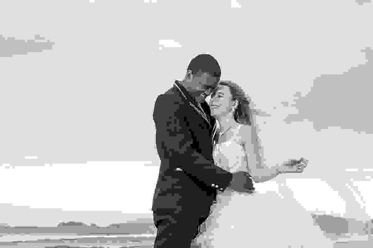 Fotografia pós casamento em Armação dos búzios rio de janeiro noiva sorrindo com o noivo