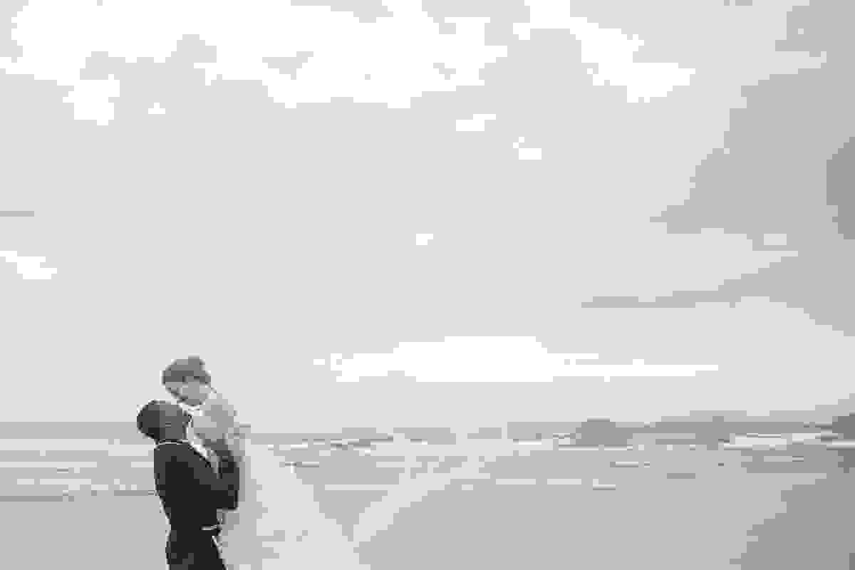 Fotografia de pós casamento em búzios praia de geribar noivo levanta noiva pela cintura