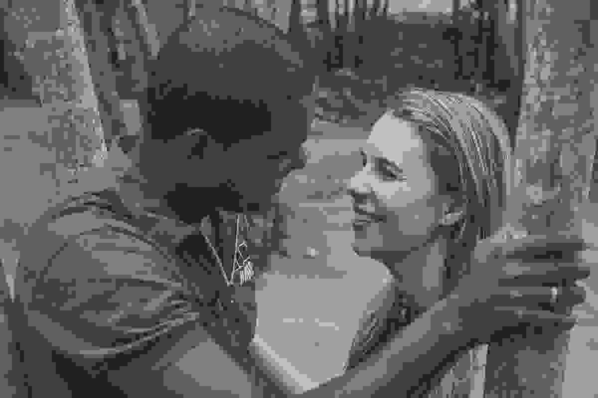 Casal se olha apaixonadamente durante ensaio pré wedding rio das ostras