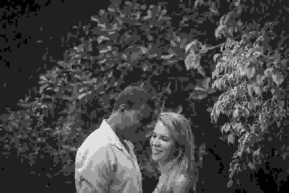 Fotografia em preto e branco casal sorri feliz em ensaio pré casamento rio das ostras