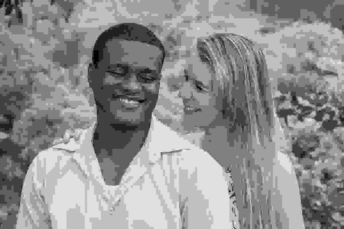 casal sorri feliz durante o ensaio pré casamento