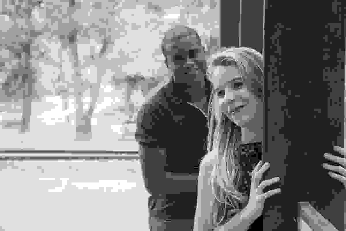 noiva é observada pelo noivo em ensaio pré casamento