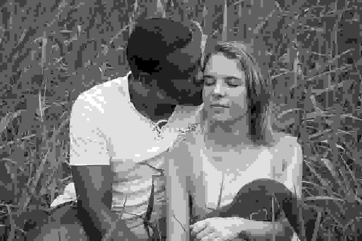 ensaio pré casamento em rio das ostras no parque da cidade o noivo beija a noiva carinhosamente no rosto