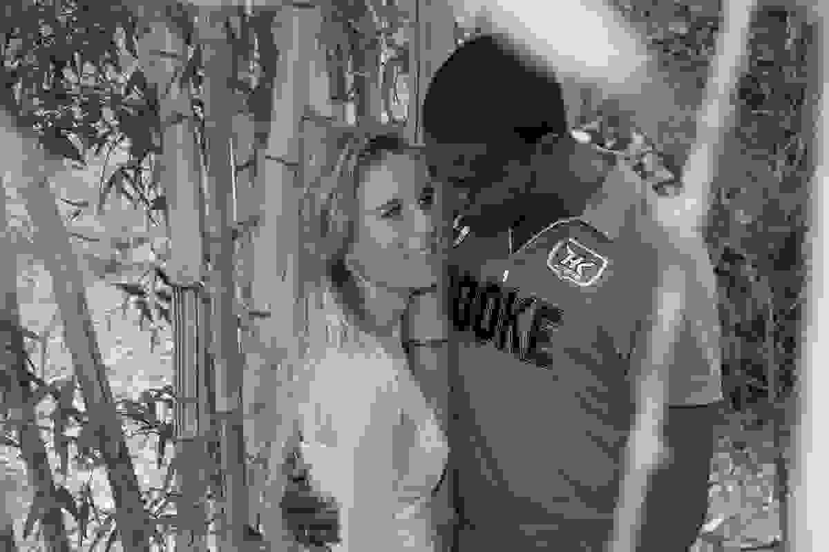ensaio fotográfico pré casamento em rio das ostras na fotografia o casal esta entre o bambusal do parque da cidade