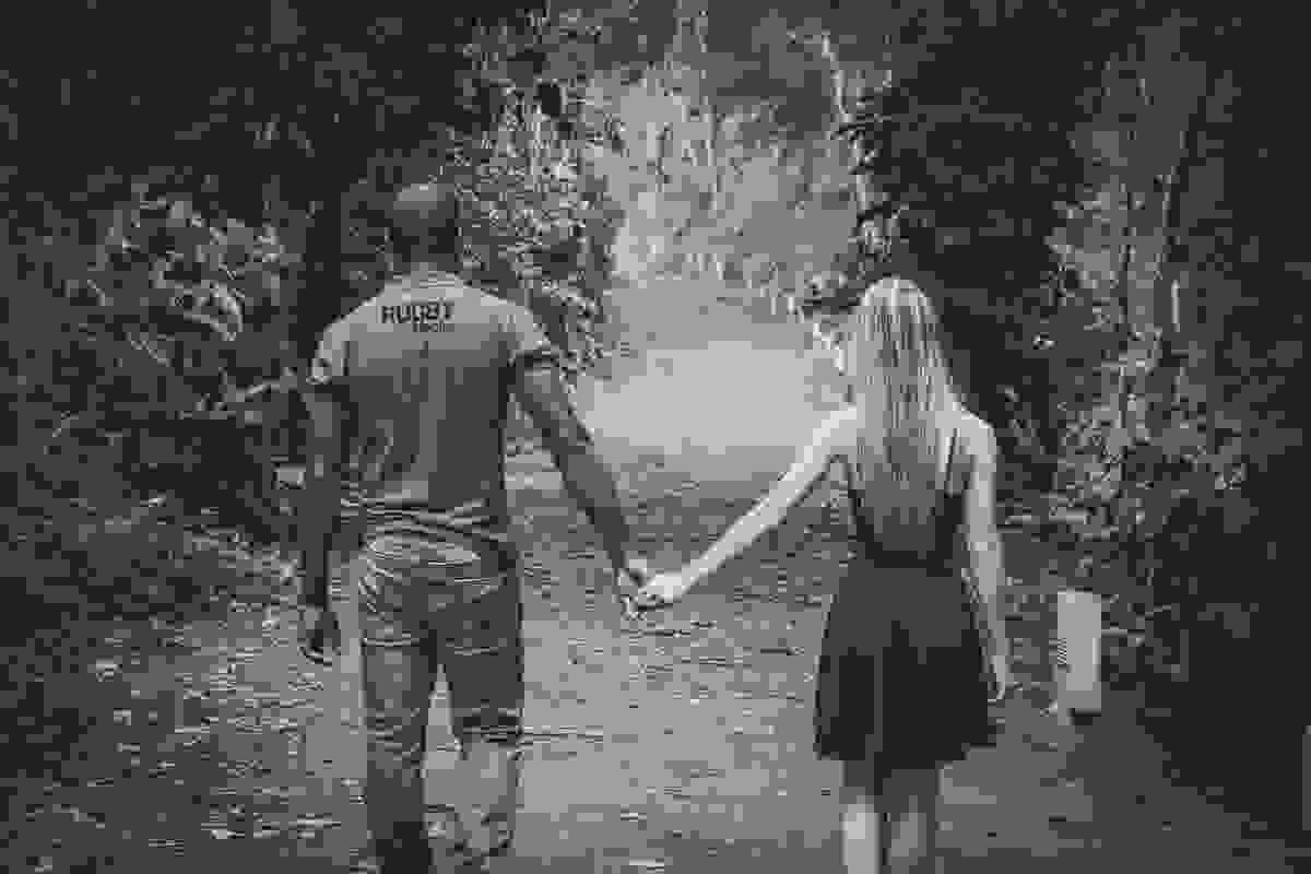 Ensaio pré Wedding em Rio das Ostras no parque da cidade fotografia em preto e branco casal caminhando de costas