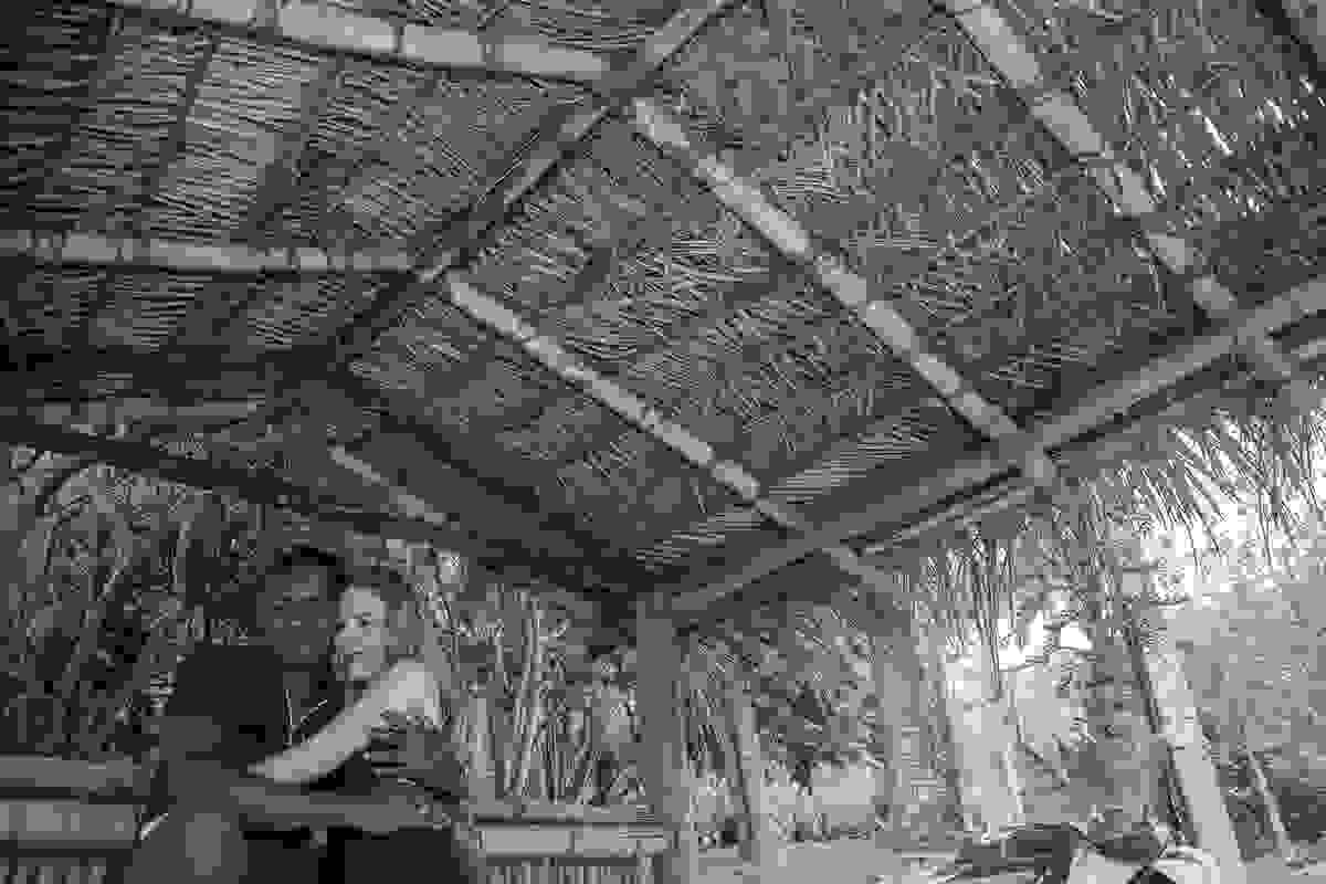 Casal abraçado embaixo de uma cabana de palha no parque da cidade de Rio das Ostras no Rio de Janeiro Brasil