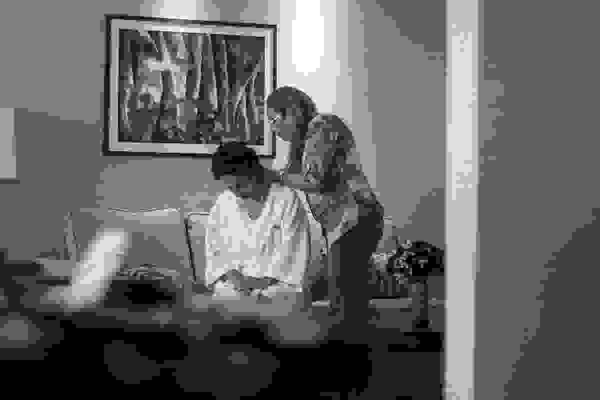 Mãe da noiva colocando colar na filha durante making off casamento rio de janeiro