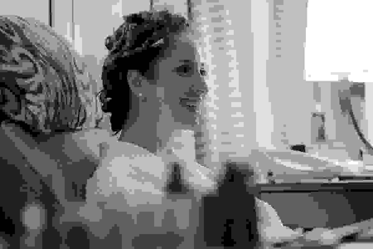 Noiva sorri em seu making off casamento