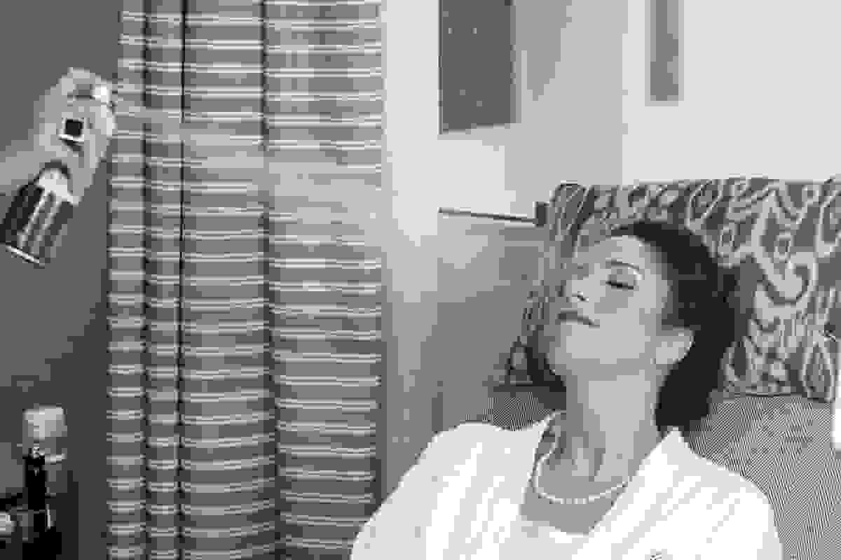 Noiva recebe o fixador de maquiagem para finalizar o making off do casamento