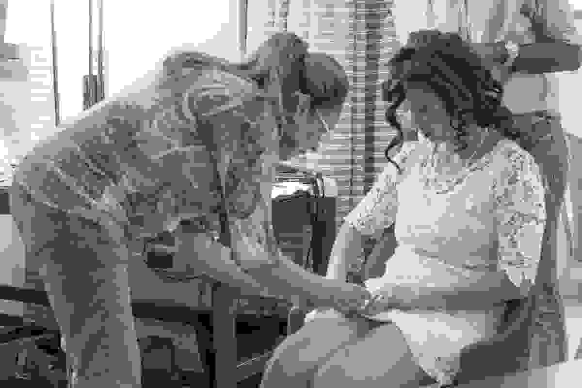 mãe da noiva coloca nome de solteiras na barra do vestido de casamento