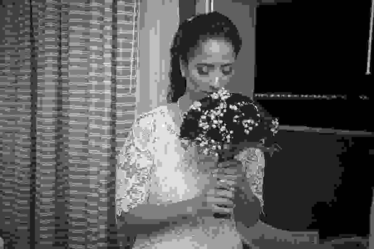 noiva sente o aroma do bouquet de flores casamento rio de janeiro